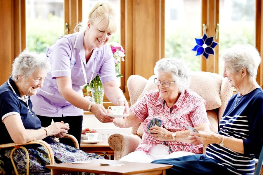 Пожилой человек отказывается от еды: причины, последствия, решение проблемы